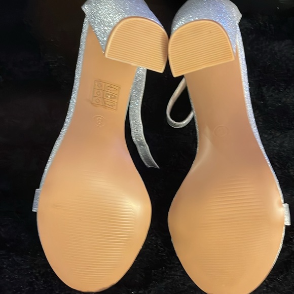 NWOT Silver Glitter 5” Heel Strappy Sandals Party or Season Sandal Block Heel - Picture 5 of 9